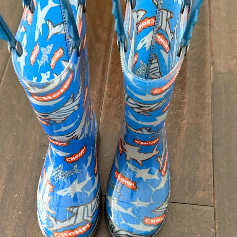 Members Mark Kids Blue Shark Light Up Rain Boots! Worn one time!